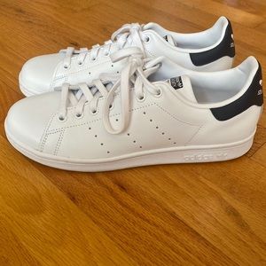 Adidas Stan Smith shoes. Size 8. Color: White / Navy